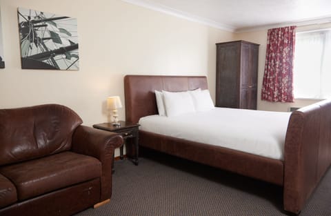 Executive Double Room | Desk, iron/ironing board, free wired internet, bed sheets
