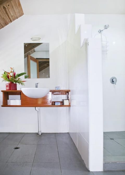 Frangipani Room | Bathroom | Shower, free toiletries, towels