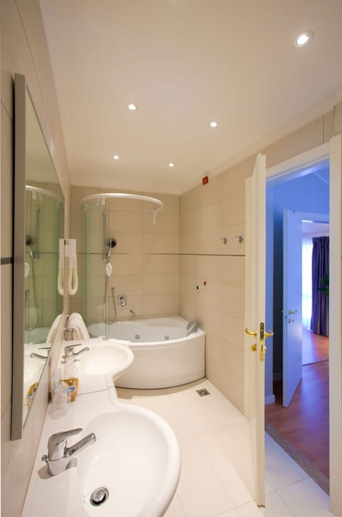 Suite, 1 Bedroom, Bathtub, Partial Sea View (Small) | Bathroom | Free toiletries, hair dryer, slippers, bidet