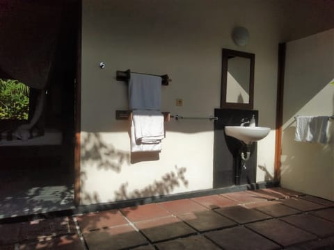 Shower, hydromassage showerhead, free toiletries, towels