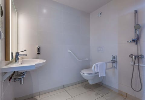 Double Room, Accessible, Non Smoking | Bathroom | Shower, hair dryer, towels, soap