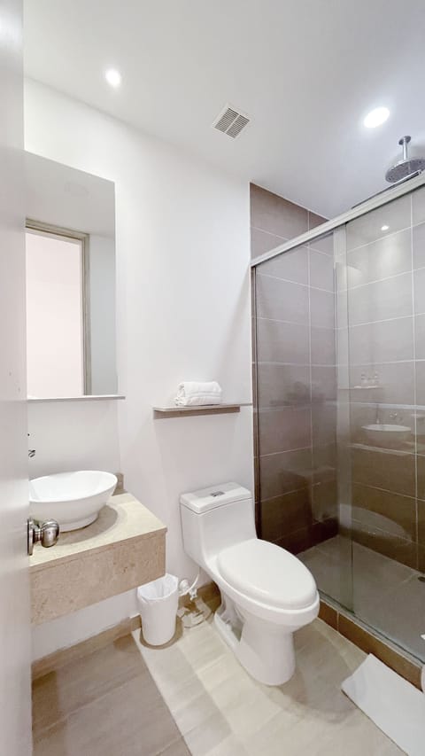 Superior Room, 2 Double Beds | Bathroom | Shower, rainfall showerhead, hair dryer, towels