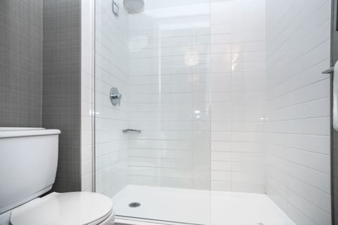 Standard Room, 1 King Bed | Bathroom | Shower, rainfall showerhead, free toiletries, hair dryer