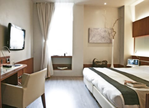 Standard Room, 1 Queen Bed | Minibar, in-room safe, soundproofing, free WiFi