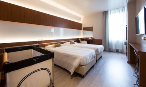 Comfort Room, Multiple Beds | Minibar, in-room safe, soundproofing, free WiFi