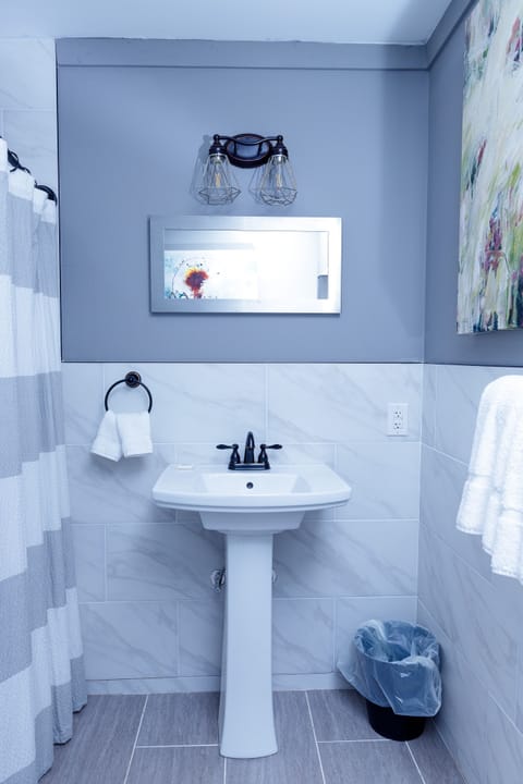 Standard Room, 1 King Bed | Bathroom | Shower