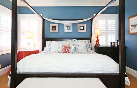 Sleep like a royalty in our master suite. The King size bed is heavenly. 