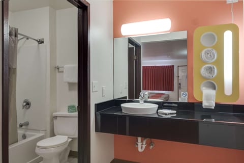 Standard Room, 1 Queen Bed, Accessible, Non Smoking | Bathroom | Combined shower/tub, hair dryer, towels