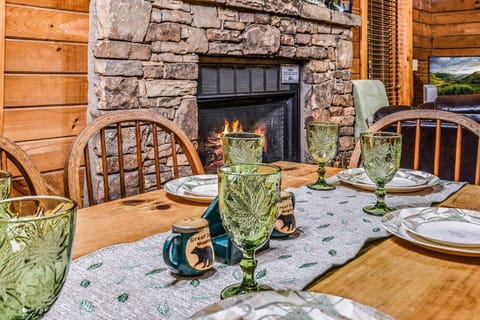 Cabin, 2 Bedrooms | Dining