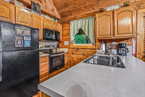 Cabin, 2 Bedrooms | Private kitchen | Fridge, microwave, oven, coffee/tea maker