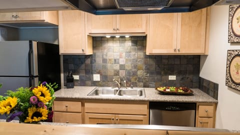 Room, 1 Bedroom | Private kitchen | Full-size fridge, microwave, oven, stovetop