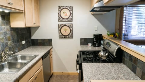 Room, 1 Bedroom | Private kitchen | Full-size fridge, microwave, oven, stovetop