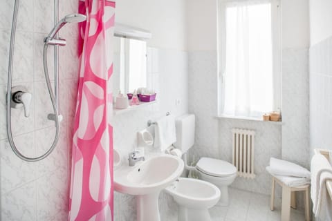 Standard Room, 1 Double Bed, Partial Sea View | Bathroom | Free toiletries, hair dryer, bidet, towels