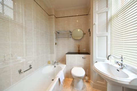 Classic Double Room | Bathroom | Combined shower/tub, hair dryer, towels