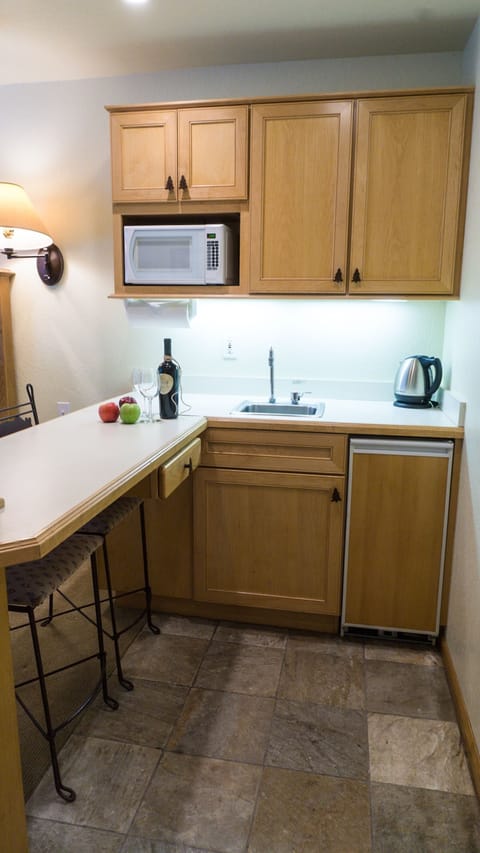 Studio | Private kitchen | Fridge, microwave, coffee/tea maker