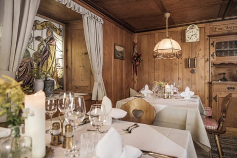 Breakfast, lunch, dinner served; local and international cuisine 