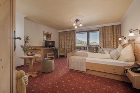Family Suite (Familien-Suite Stubaital) | Hypo-allergenic bedding, down comforters, in-room safe, desk