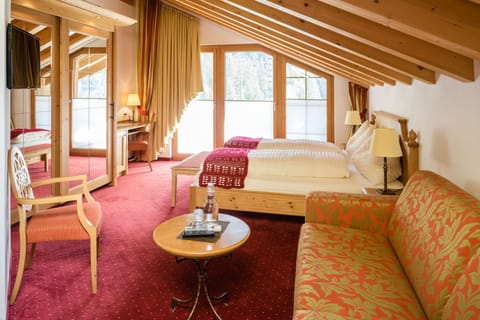 Double Room (Chalet Style mit Matterhornblick) | Living area | 64-cm flat-screen TV with cable channels, TV