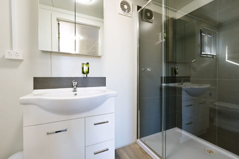 Standard Cabin, 1 Queen Bed | Bathroom | Shower, free toiletries, towels
