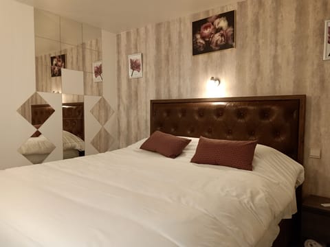 Premium Double Room | Soundproofing, free WiFi, bed sheets, wheelchair access
