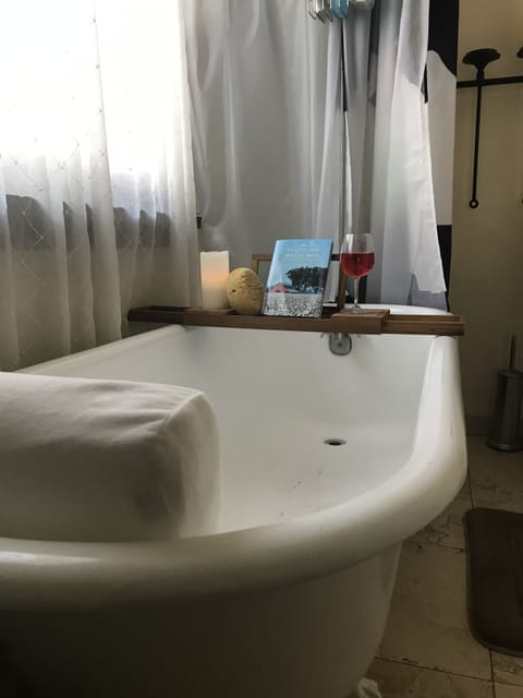 Downtown BnB King Bed Clawfoot Tub & Jacuzzi 1 | Bathroom | Free toiletries, towels