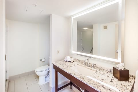 Executive Suite, 1 King Bed | Bathroom | Free toiletries, hair dryer, bathrobes, towels