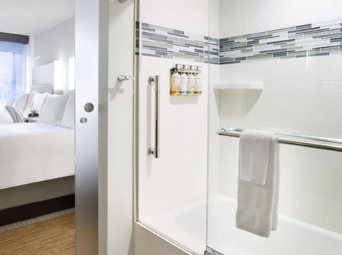 Newly Renovated 2 Dbls Bds Bath Shower Combination | Bathroom | Designer toiletries, hair dryer, towels