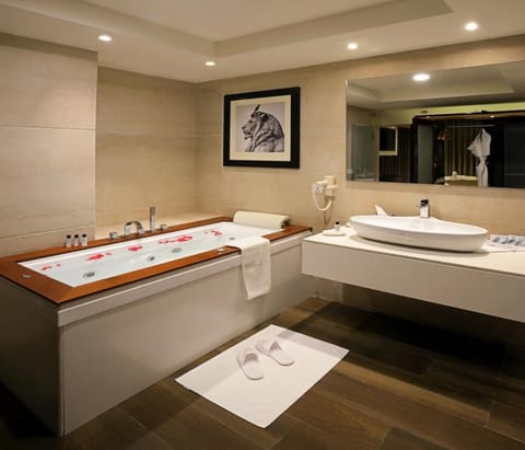 Suite | Bathroom | Shower, free toiletries, towels