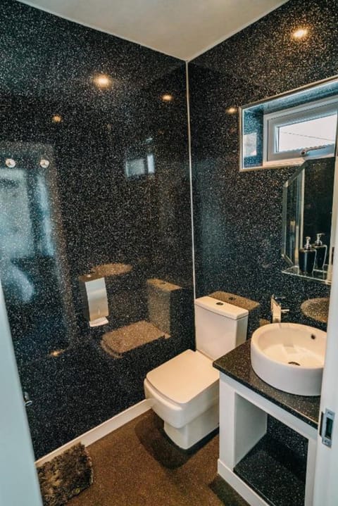 Deluxe Quadruple Room | Bathroom | Shower, rainfall showerhead, hair dryer, towels