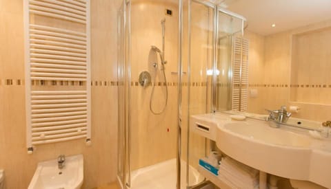 Family Suite | Bathroom | Shower, free toiletries, hair dryer, bathrobes