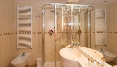 Comfort Double Room | Bathroom | Shower, free toiletries, hair dryer, bathrobes