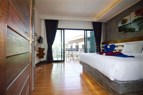 Standard Room, Pool View | Minibar, in-room safe, blackout drapes, free WiFi