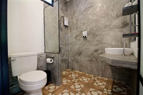 Superior Room, Pool View | Bathroom | Shower, free toiletries, hair dryer, towels