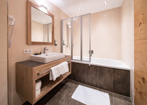 Comfort Double Room, Mountain View | Bathroom | Shower, free toiletries, hair dryer, bathrobes