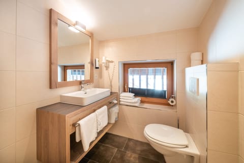 Family Suite | Bathroom | Shower, free toiletries, hair dryer, bathrobes