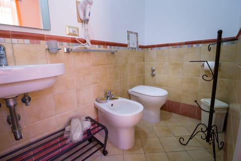 Comfort Quadruple Room | Bathroom | Shower, rainfall showerhead, free toiletries, bathrobes