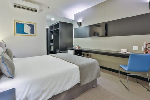 Standard Room, 1 Queen Bed, Non Smoking | 1 bedroom, minibar, in-room safe, desk