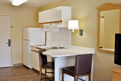 Studio | Private kitchen | Fridge, microwave, stovetop, coffee/tea maker