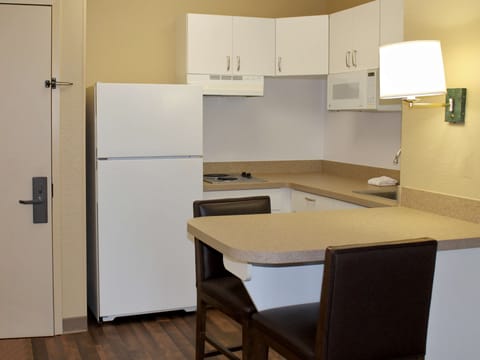 Deluxe Studio | Private kitchen | Fridge, microwave, stovetop, coffee/tea maker