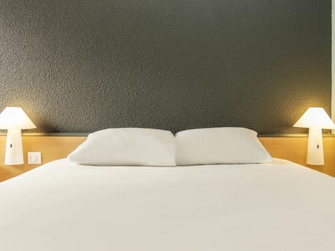 Hypo-allergenic bedding, in-room safe, desk, free WiFi