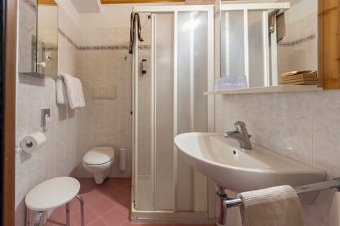 Double or Twin Room | In-room safe, desk, cribs/infant beds, free WiFi