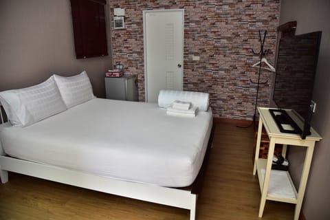 Grand Double Room | Blackout drapes, rollaway beds, free WiFi