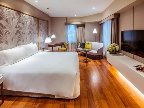 Deluxe Room, 1 King Bed | Premium bedding, pillowtop beds, minibar, in-room safe