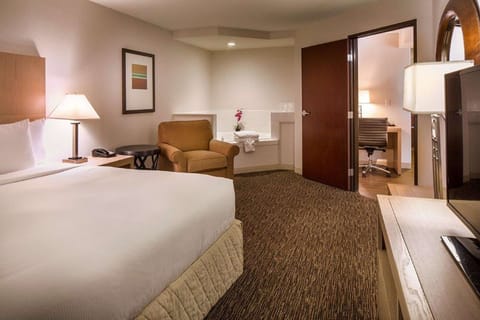 Premium Room, 1 King Bed | Premium bedding, in-room safe, desk, blackout drapes
