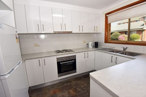 Comfort Villa, 1 King Bed | Private kitchen | Fridge, microwave, oven, stovetop