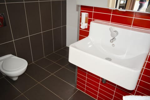 Open Plan Cabin with Bathroom | Bathroom | Towels