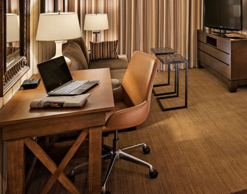 Hypo-allergenic bedding, down comforters, in-room safe, desk