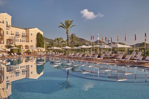 Outdoor pool, pool umbrellas, sun loungers