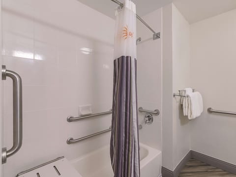 Combined shower/tub, free toiletries, hair dryer, towels