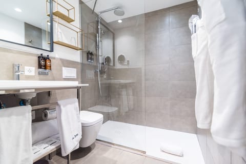 Standard Double Room | Bathroom | Shower, free toiletries, hair dryer, towels